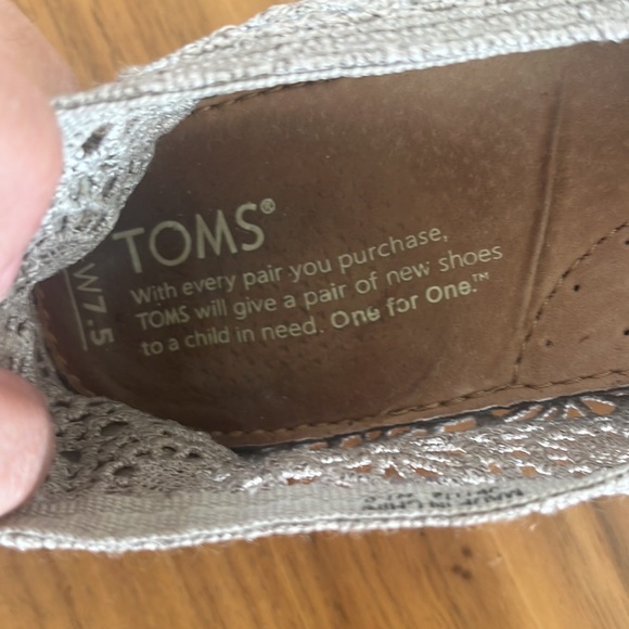 TOMS flats slip ons gently used colour Gray
Size 7.5 - Picture 4 of 4